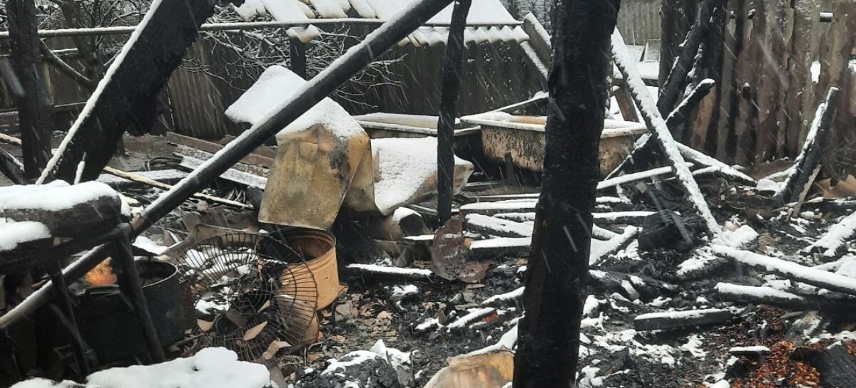 В Сальском районе глубокой ночью загорелась хозпостройка