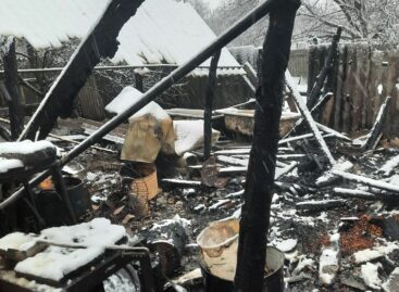 В Сальском районе глубокой ночью загорелась хозпостройка