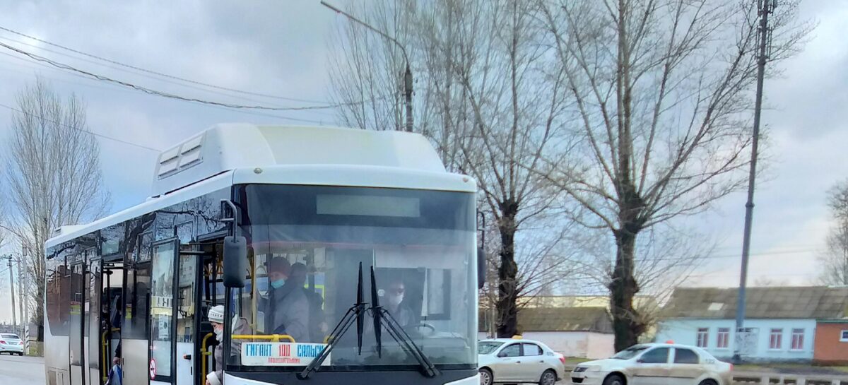 Дождаться городского автобуса превратилось в настоящую проблему для пассажиров в Сальске
