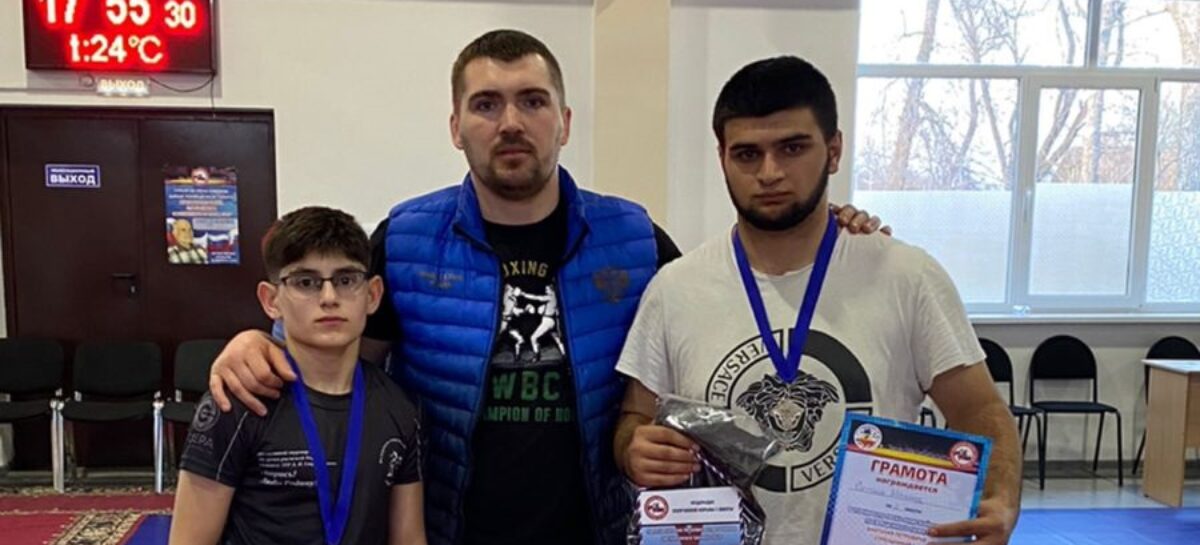 Сальские борцы взяли «серебро» в Шахтах