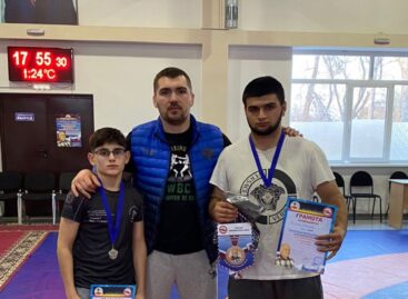 Сальские борцы взяли «серебро» в Шахтах