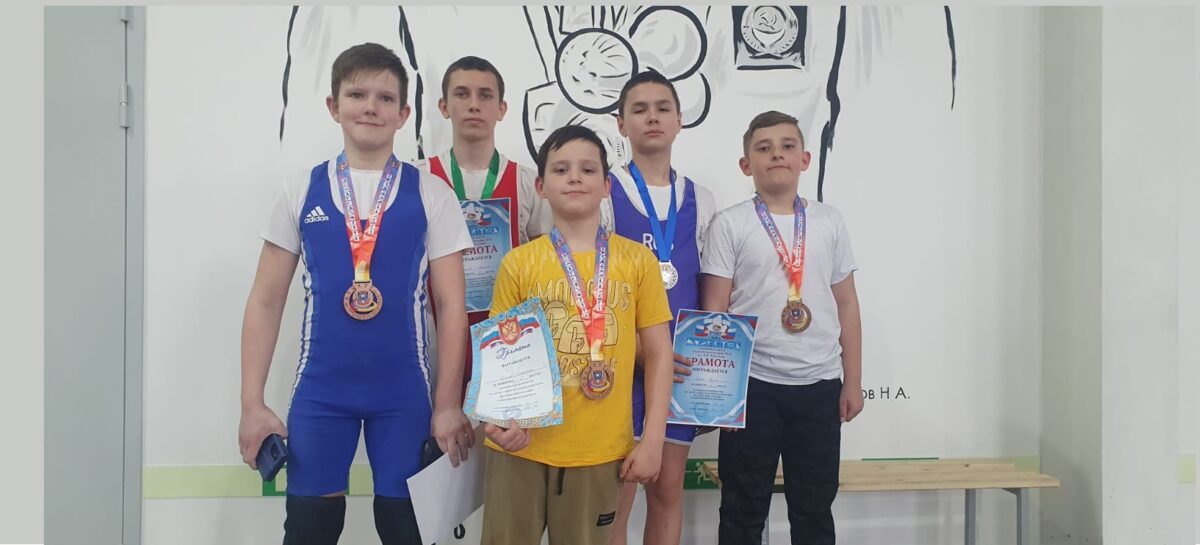 Успехи тяжелоатлетов: в Шахтах прошёл чемпионат Ростовской области по тяжёлой атлетике среди мужчин и женщин