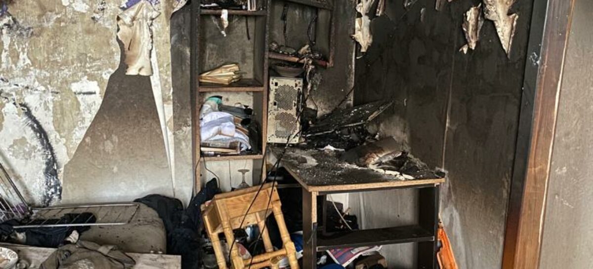 В Сальске случился пожар на пятом этаже многоквартирного жилого дома