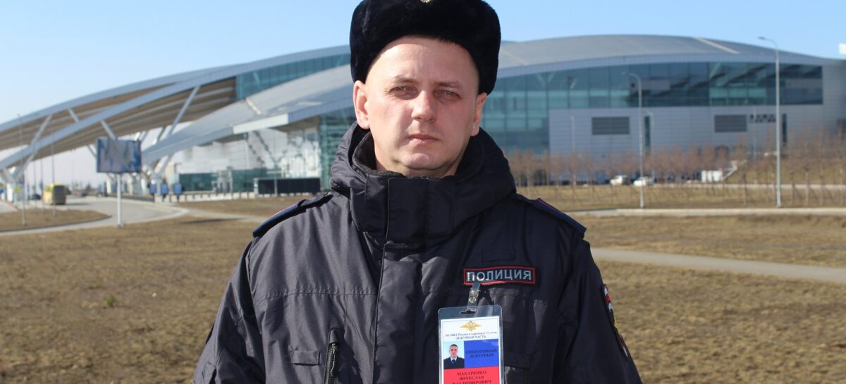 В Ростовской области сотрудник полиции помог людям, попавшим в дорожно-транспортное происшествие