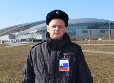 В Ростовской области сотрудник полиции помог людям, попавшим в дорожно-транспортное происшествие