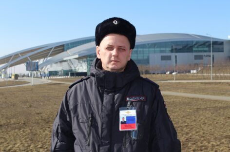 В Ростовской области сотрудник полиции помог людям, попавшим в дорожно-транспортное происшествие