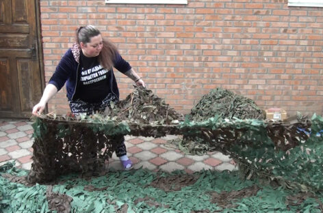 Помощь армии. Волонтер группы «Своих не бросаем. Нить надежды» Анна Уварова плетет маскировочные сети