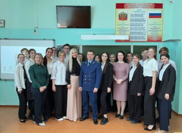 К дискуссии десятиклассников гимназии № 2 на тему прав человека присоединился Сальский городской прокурор