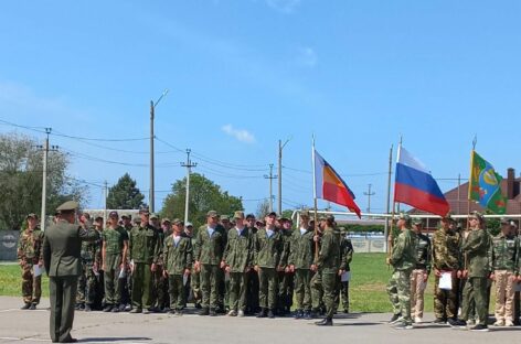 Победителей и призёров учебных сборов юношей-десятиклассников городских школ наградили грамотами Управления образования и подарками от военкомата