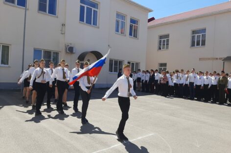 В городских и районных образовательных учреждениях прошли традиционные смотры строя и песни, посвящённые Дню Великой Победы