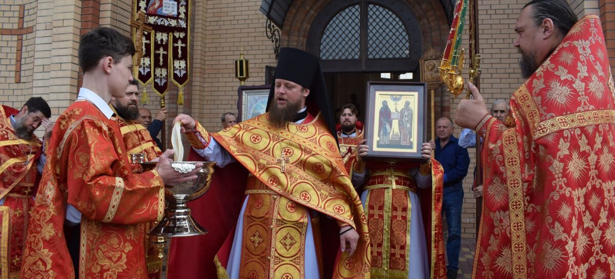 В честь Кирилла и Мефодия: в День памяти святых равноапостольных братьев свой престольный праздник отметил одноимённый собор в Сальске