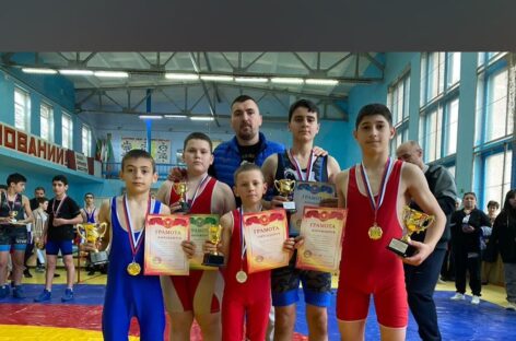 В станице Егорлыкская состоялся открытый областной турнир по греко-римской борьбе памяти тренера Валентины Сафроновой.