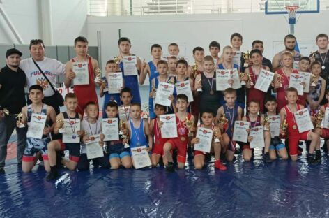Сальские борцы показали достойный результат на турнире на призы академии спортивных единоборств