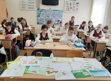 Юные сальчане пишут тёплые письма нашим солдатам в зоне СВО