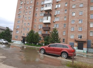 По улице Дзержинского в Сальске после обильных осадков ни пройти ни проехать