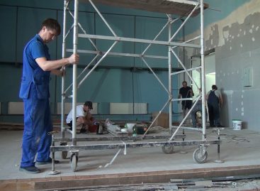 С новой крышей: в Доме культуры села Бараники идет капитальный ремонт