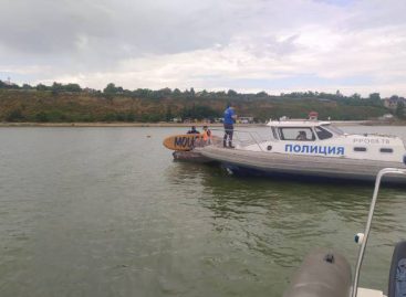 Транспортные полицейские и сотрудники МЧС спасли пятерых несовершеннолетних, которых унесло ветром в Таганрогском заливе