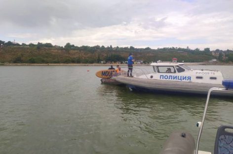 Транспортные полицейские и сотрудники МЧС спасли пятерых несовершеннолетних, которых унесло ветром в Таганрогском заливе