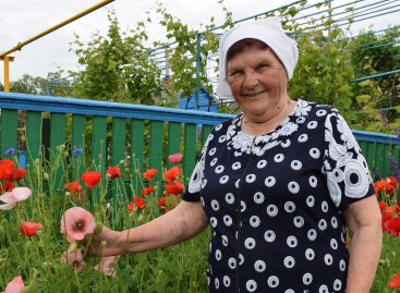 Берите пример, селяне: жительница Екатериновки превратила свой двор в цветочный рай.