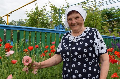 Берите пример, селяне: жительница Екатериновки превратила свой двор в цветочный рай.