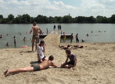Пляжный сезон в разгаре: отдыхающие принимают водные процедуры и нежатся на солнце