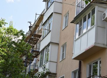 С новым фасадом и трубами: в пятиэтажке на Севастопольской, 55, полным ходом идёт капитальный ремонт