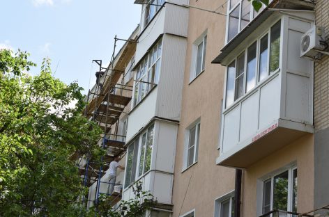 С новым фасадом и трубами: в пятиэтажке на Севастопольской, 55, полным ходом идёт капитальный ремонт