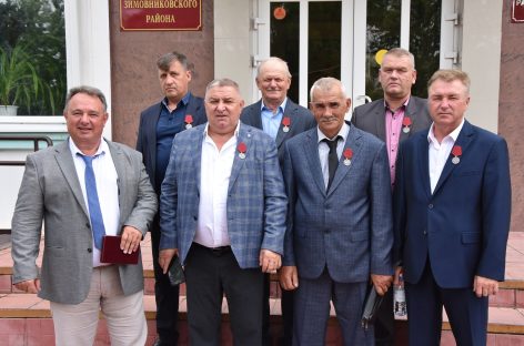 В поселке Зимовники состоялась торжественная церемония вручения государственных наград РФ