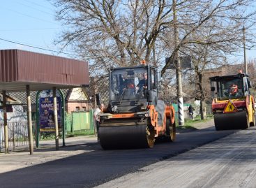 Глава администрации Сальского городского поселения Иван Игнатенко во время отчёта перед горожанами рассказал о том, как расходуются средства дорожного фонда
