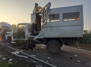 В Сальском районе в аварию попал вахтовый автобус с рабочими