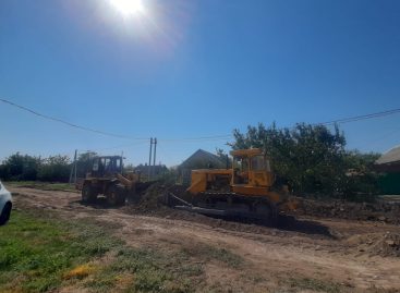 В Сальске идёт капитальный ремонт дороги на ул. Ушакова, в районе нового детского сада «Сказка»