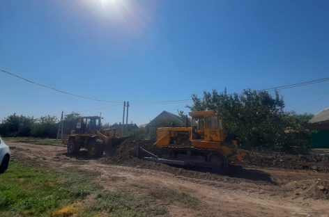 В Сальске идёт капитальный ремонт дороги на ул. Ушакова, в районе нового детского сада «Сказка»