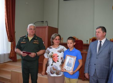 В Сальске вручили высокие награды участникам СВО