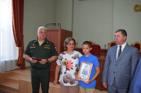 В Сальске вручили высокие награды участникам СВО