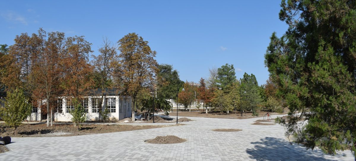 Строительно-монтажные работы в городском парке в Сальске выходят на финишную прямую.