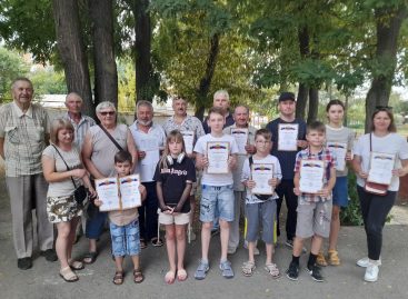 В клубе «Белая ладья» парка культуры и отдыха города Сальска прошёл открытый праздничный турнир по шахматам, посвященный Дню физкультурника