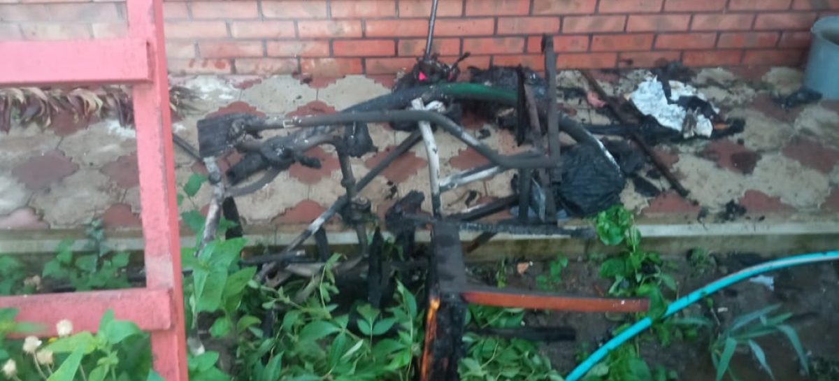 В Сальском районе от замыкания в сплит-системе загорелся дом