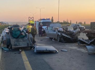 В серьёзной аварии на М-4 «Дон» людей зажало в искорёженных машинах