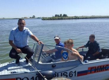 Сальские транспортные полицейские оказали помощь детям, уплывшим от берега на матрасе