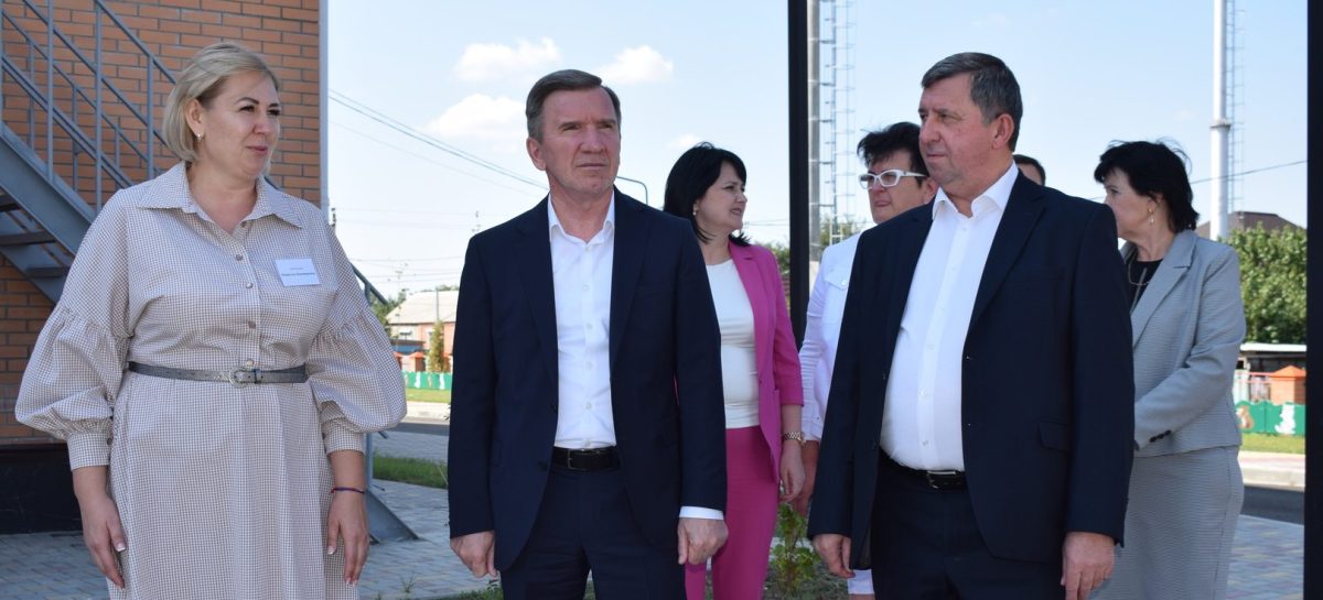 Первый заместитель губернатора Ростовской области Игорь Гуськов посетил два открывших ся к началу нового учебного года детских сада в Сальске
