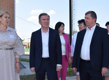 Первый заместитель губернатора Ростовской области Игорь Гуськов посетил два открывших ся к началу нового учебного года детских сада в Сальске