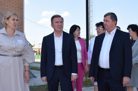 Первый заместитель губернатора Ростовской области Игорь Гуськов посетил два открывших ся к началу нового учебного года детских сада в Сальске