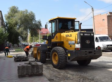 Дорожники восстанавливают асфальтовое покрытие на улице Железнодорожной в Сальске
