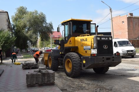 Дорожники восстанавливают асфальтовое покрытие на улице Железнодорожной в Сальске