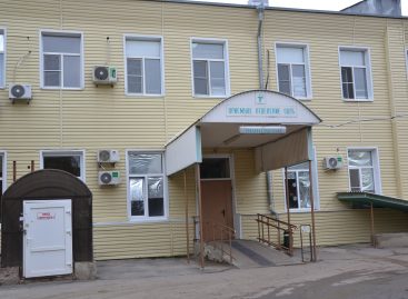 Двое сальчан попали в травматологию в результате падения с лестницы