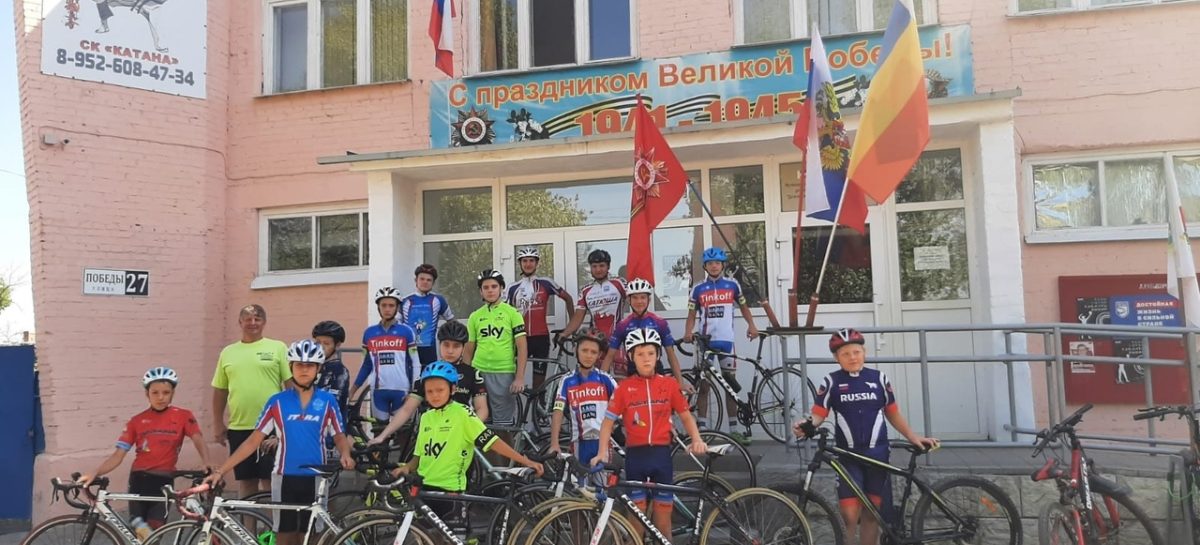 В Сальске прошёл велопробег в честь флага