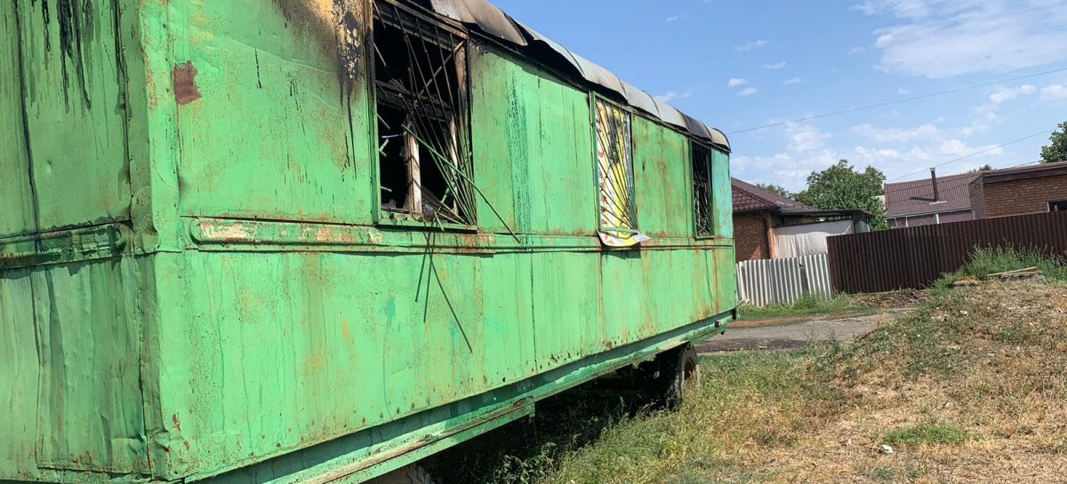 В Сальске, на улице Островского, загорелся вагончик для рабочих