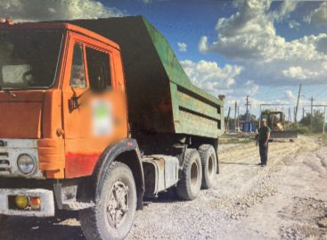 Под лежащий камень вода не течет: по инициативе жителей дорогу на улице Айвазовского коммунальщики засыпали щебнем