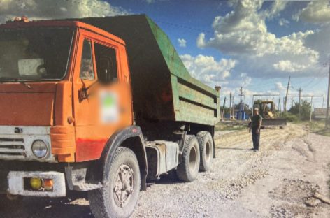 Под лежащий камень вода не течет: по инициативе жителей дорогу на улице Айвазовского коммунальщики засыпали щебнем