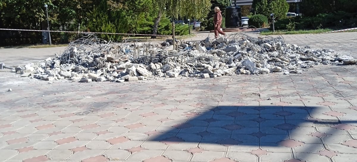 Начались работы по капитальному ремонту фонтана на площади Юбилейной в Сальске
